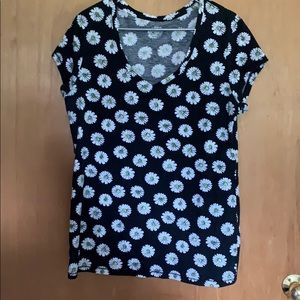 Cute daisy design short sleeve top like new